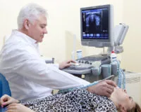 При каких симптомах нужно обращаться к эндокринологу