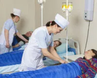 При каких симптомах нужно обращаться к ревматологу